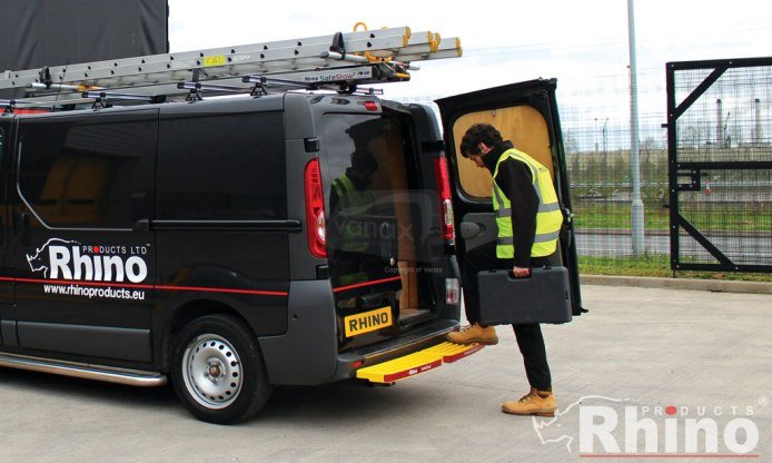 Maxus Deliver 9 - Triple step yellow - with reverse sensors - Click Image to Close